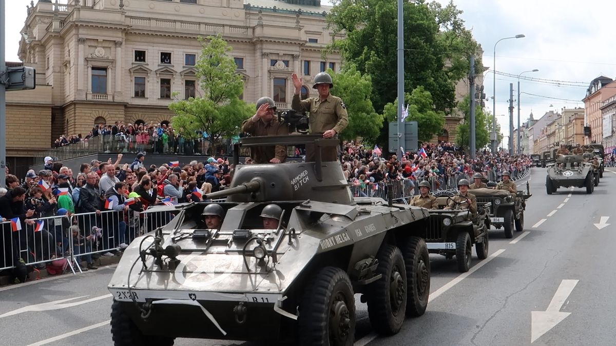 Tankem po Plzni. Konvoj historických strojů vedl ikonický Sherman