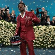 Odhalil cool třídílný oblek od značky Tommy Hilfiger.