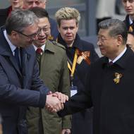 Dva z nejvýznamnější Putinových hostů. Čínský prezident Si Ťin-pching (vpravo) a jeho srbský protějšek Aleksandar Vučić