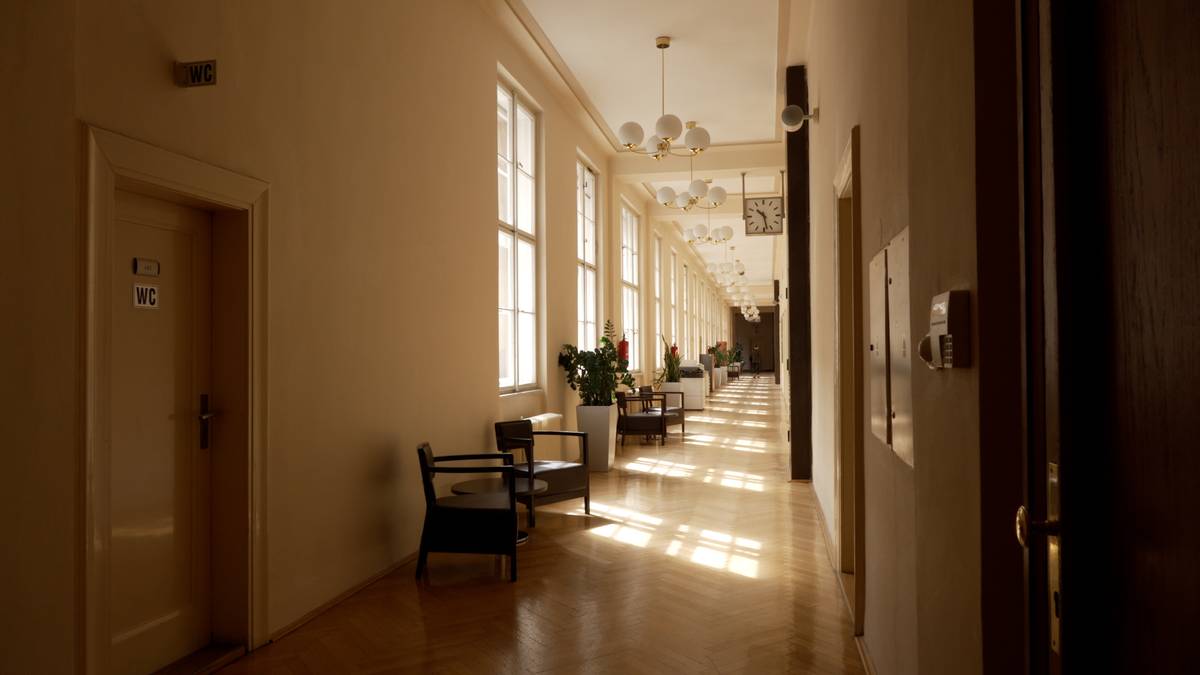 Za dveřmi vpravo býval služební Husákův byt.