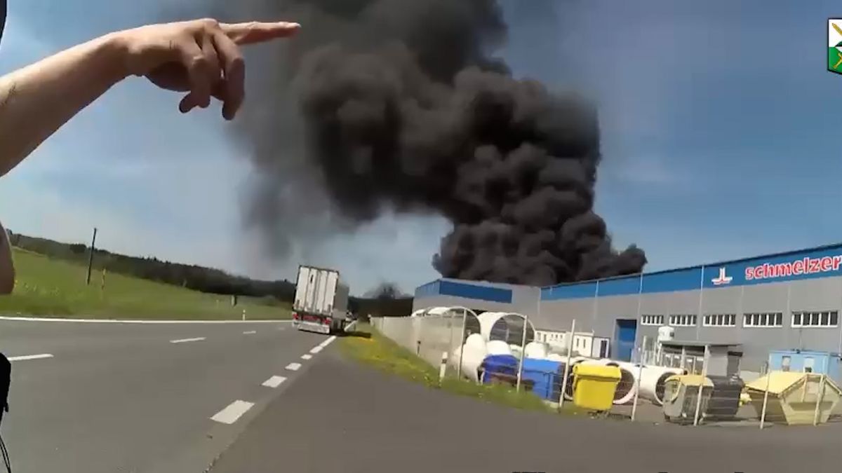 „Je to peklo.“ Policisté zveřejnili video z tragického požáru lakovny na Tachovsku