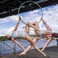 Ukázka skupinové choreografie na aerial kruhu. Trik vyžaduje souhru, důvěru a vzájemnou oporu.