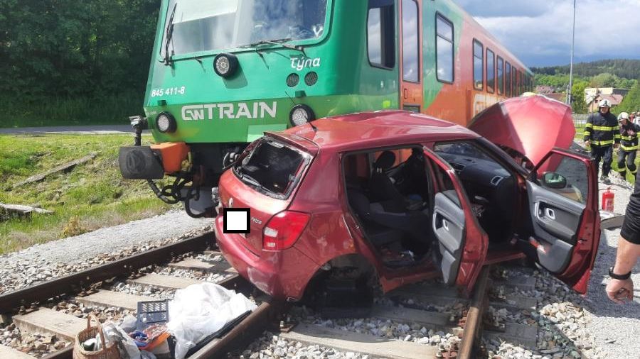 Seniorku ve fabii srazil na přejezdu v jižních Čechách vlak