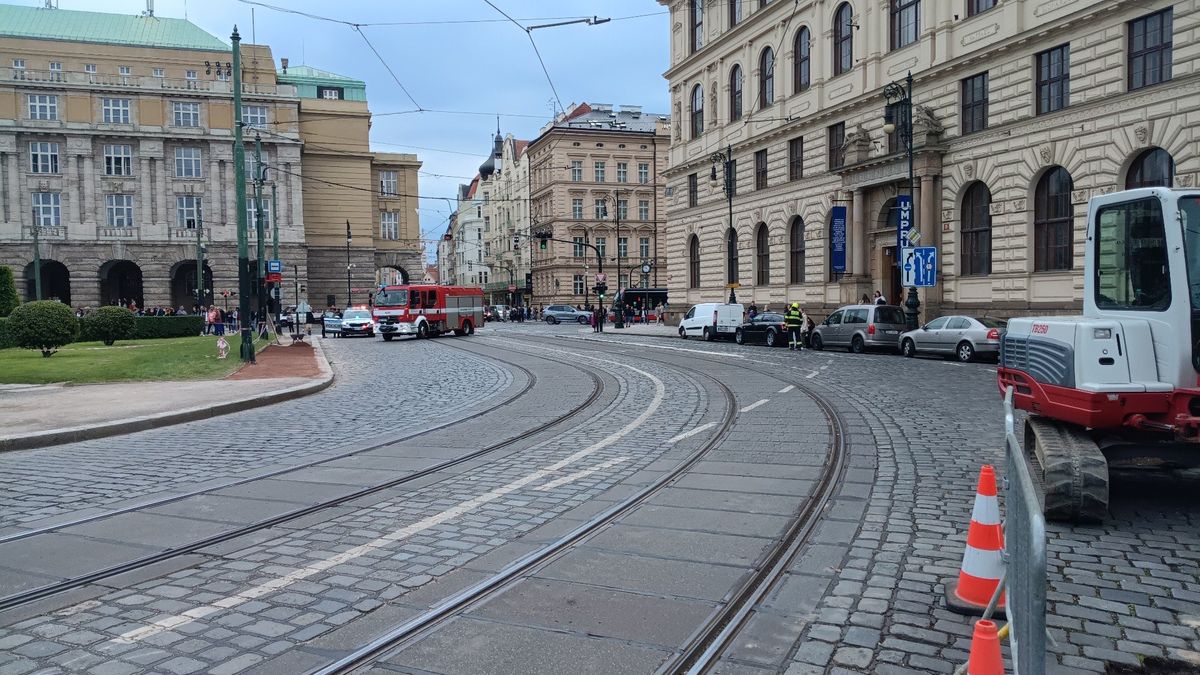 Poblíž Rudolfina, kde se lidé loučí s Bartoškou, uniká plyn