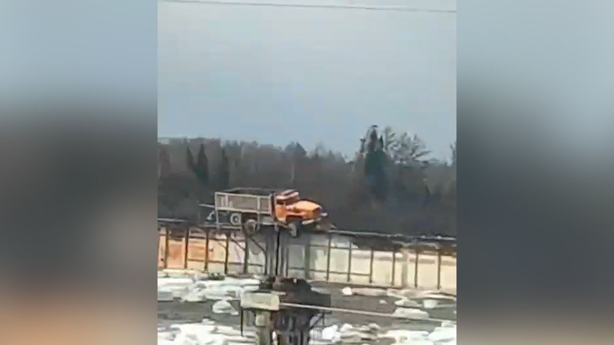 Adrenalin v Rusku: Kamion na nejnebezpečnějším mostě visel nad řekou