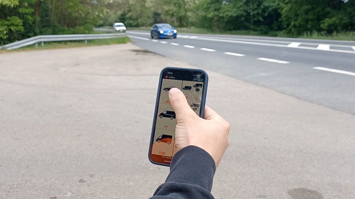 Sčítají se auta, u silnic stojí klikající hlídky