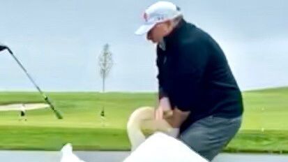 Trumpova zmocněnce Witkoffa kousla při golfu labuť do rozkroku