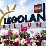 První Legoland se otevřel v roce 1968 na popud obrovské návštěvnosti továrny sídlící též v Billundu. Do ní podle webu Legolandu zavítalo 20 tisíc lidí ročně a společnost tak chtěla ulevit výrobnímu místu, a zároveň uspokojit poptávku.