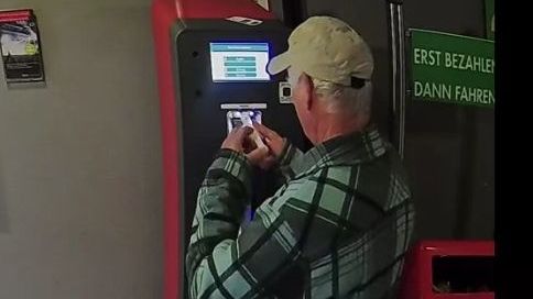 Fantom parkovacích automatů řádí v Německu. Stříká do nich kyselinu