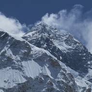 Mount Everest (vpravo) je nejvyšší hora světa a cíl spousty dobrodruhů. 