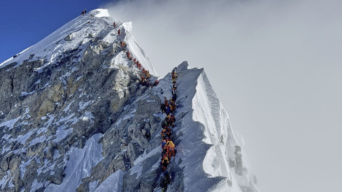 FOTO: Na střeše světa plno. Everest se prodraží, stejně se na něj leze ve frontě