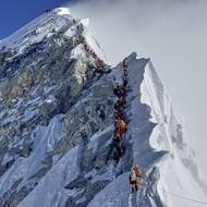 Když je příznivé počasí, pod vrcholem Everestu se tvoří fronty. 