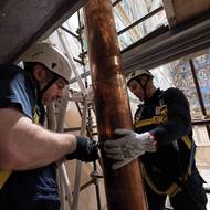 Každý spoj v kouřovodu se musí pečlivě utěsnit, aby se zabránilo únikům. Specialisté provádějí kouřové testy v dnech před začátkem konkláve, aby zajistili, že tah komína funguje správně. Zapojeni jsou i vatikánští hasiči, kteří jsou v pohotovosti pro případ poruchy.