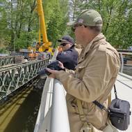 Demontáži válečného mostu Bailey Bridge přes řeku Jihlavu na Polance v Třebíči přihlížela ve středu řada lidí. 