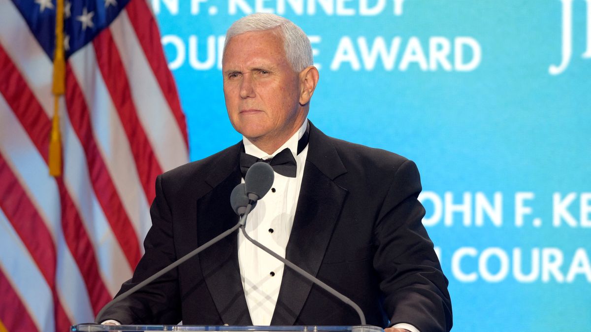 Pence nenechal na Trumpovi nit suchou. Kritizuje ho za Ukrajinu, cla i Kennedyho