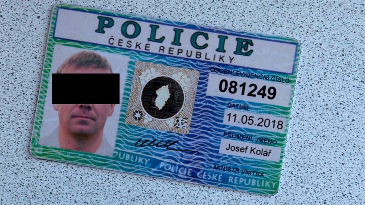 Jsem z liberecké kriminálky a řeším váš úvěr, tvrdil falešný policista. Poslal i fotku průkazu