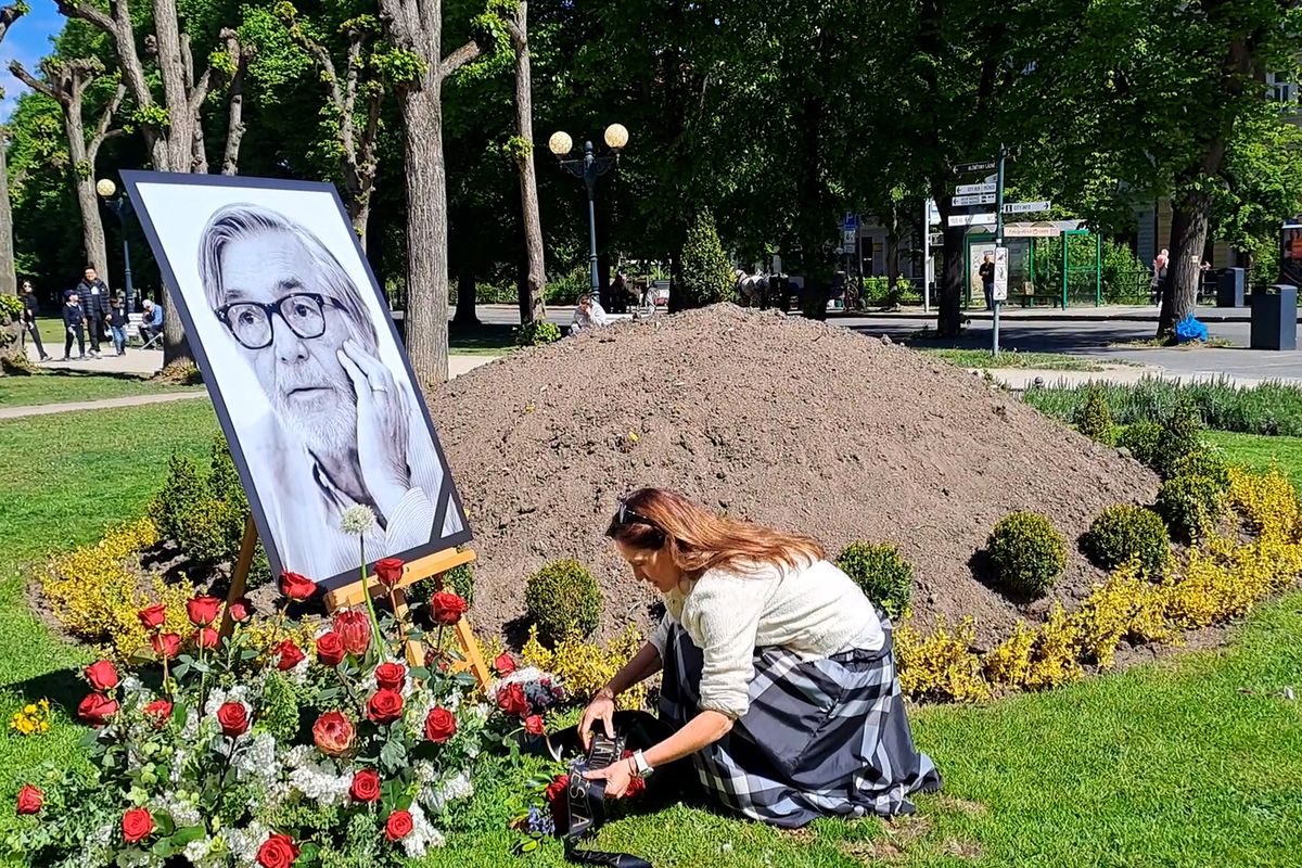 „Je v srdcích všech Čechů.“ Lidé v Karlových Varech vzpomínají na Jiřího Bartošku