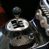 Osmiválec pod kapotou je spojen s šestistupňovou manuální převodovkou.