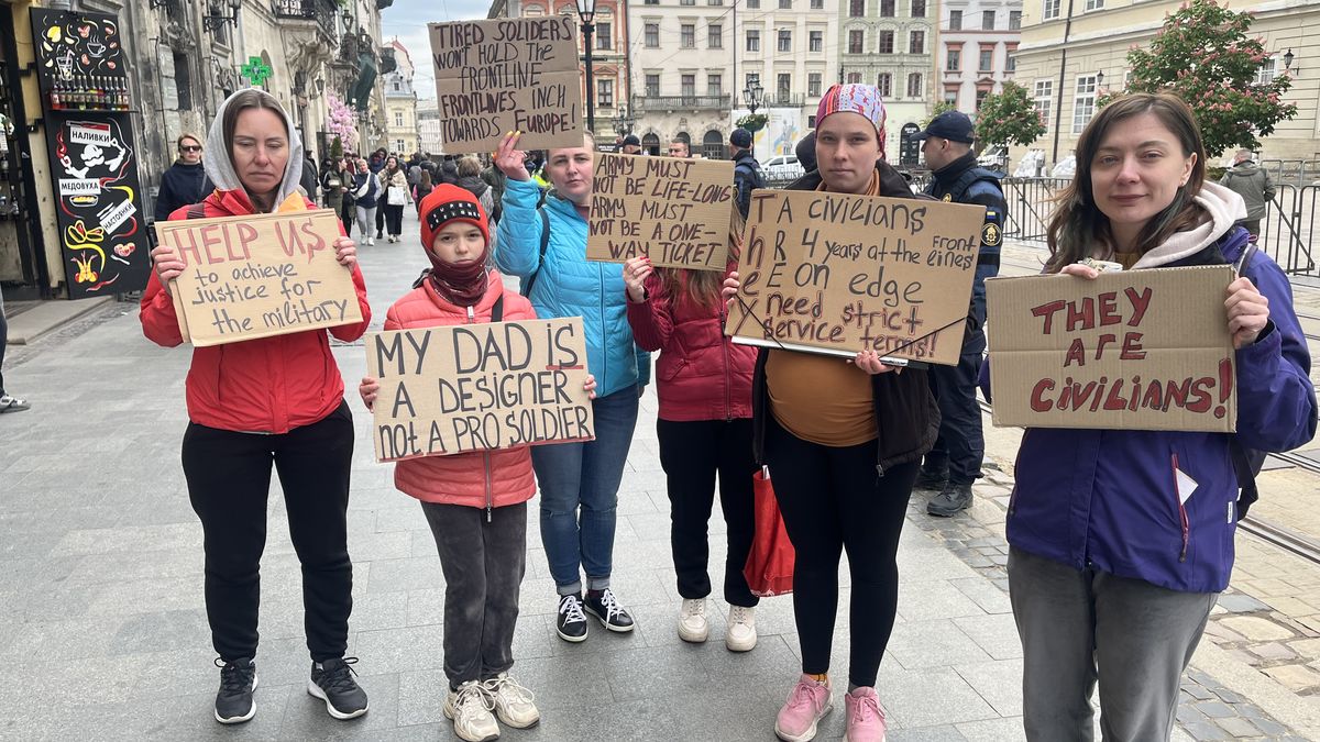 Můj táta je designér, unavený voják frontu neudrží. Ukrajinci tepou netransparentní armádu