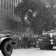 Sovětská vojenská technika před budovou ÚV KSČ v srpnu 1968