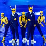 Norská dvojice Subwoolfer oblečená jako žlutí vlci vystoupila v roce 2022 s písní Give that wolf a banana (Dej vlkovi banán).