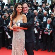 Dorazil i režisér Quentin Tarantino ve smokingu Dior s manželkou Daniellou.