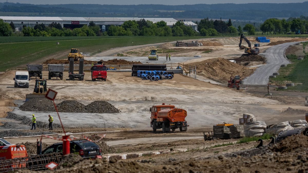 FOTO: Tady se staví. Nové úseky dálnice D35 mají vysvobodit Vysoké Mýto