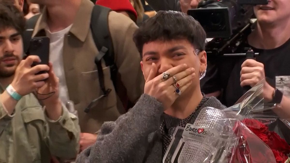 Video: Objetí, růže a slzy. Rakouský vítěz Eurovize už je doma