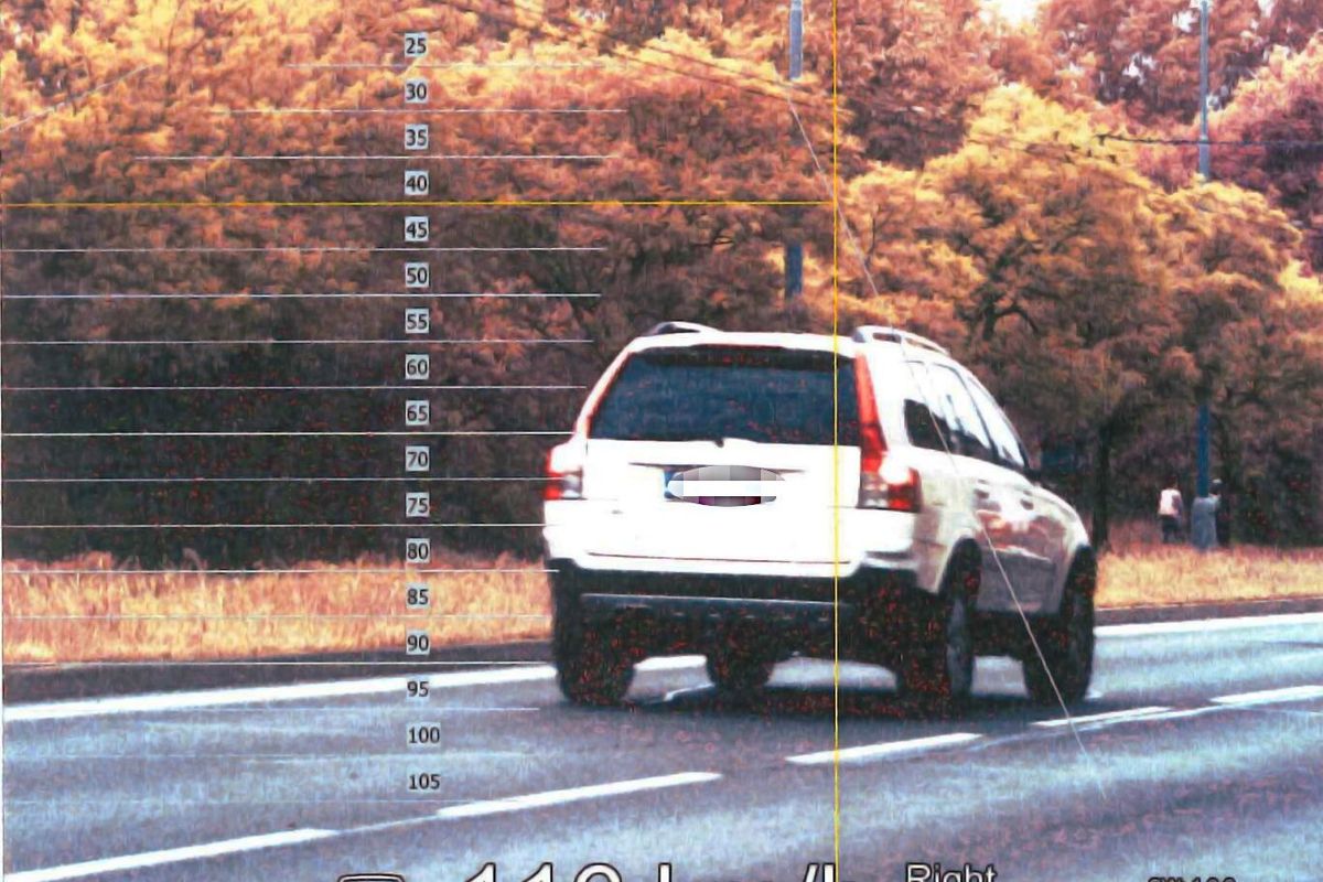 Volvo se v Plzni hnalo na padesátce více než stovkou