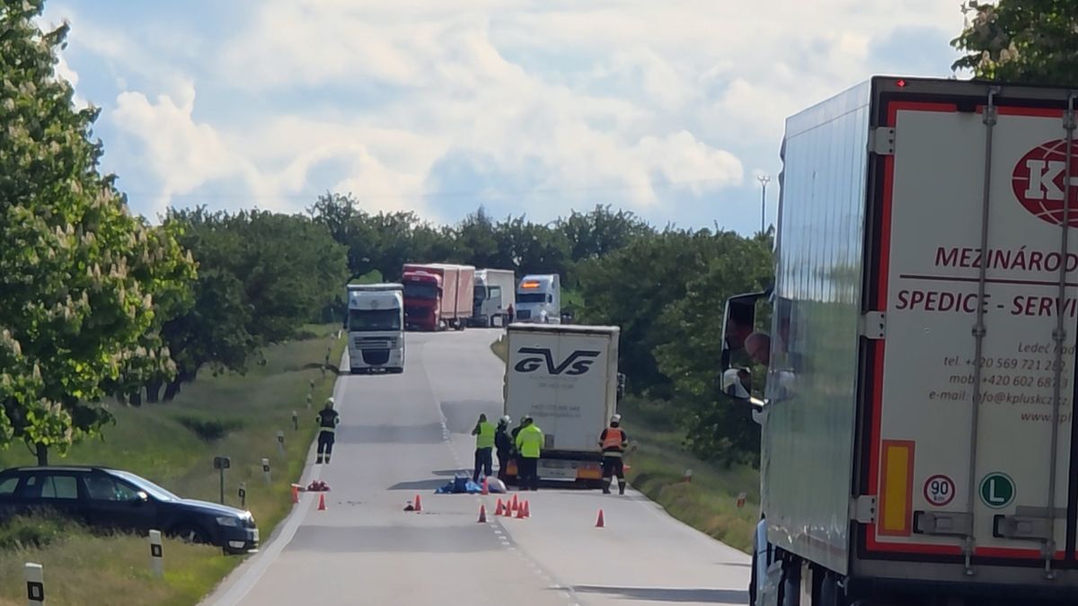 Kamion srazil na Písecku chodce. Ten na místě zemřel