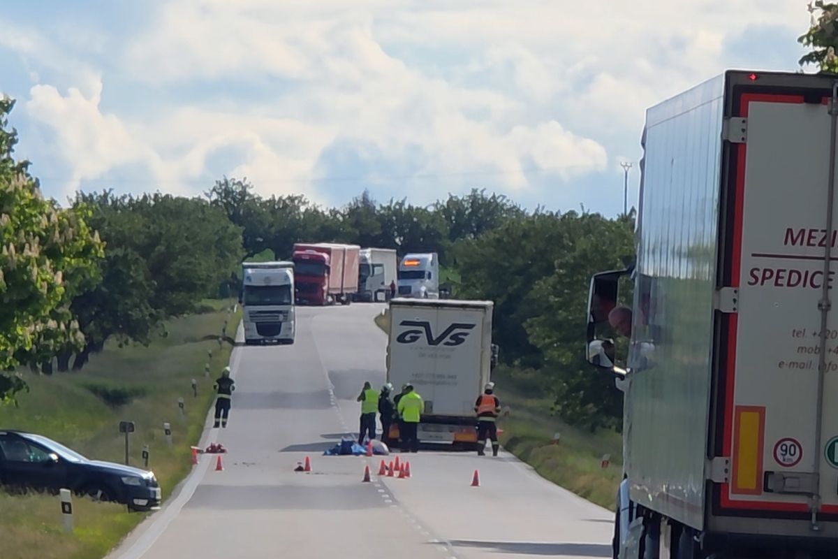 Kamion srazil na Písecku chodce. Ten na místě zemřel