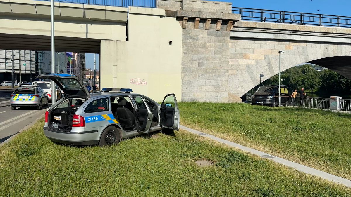 Na hladině Vltavy v Praze plavalo mrtvé tělo
