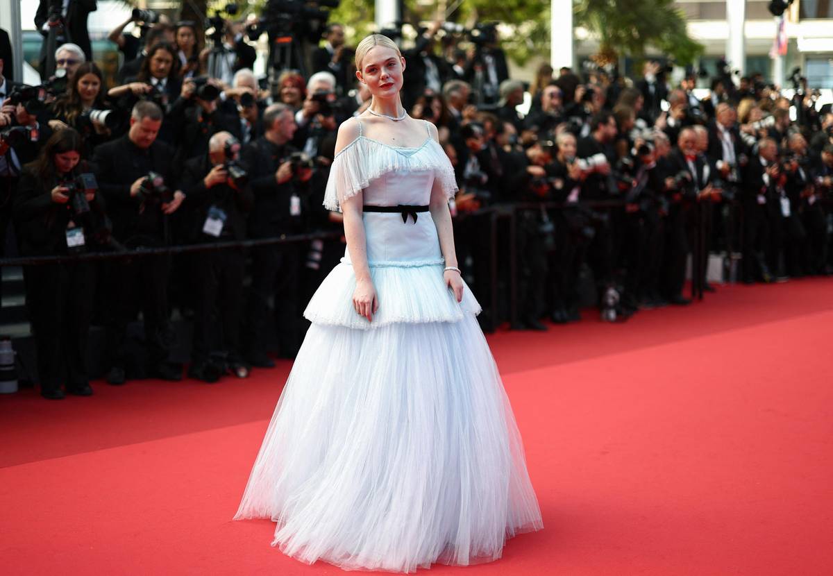 Elle Fanningové to nejvíce slušelo na konci festivalu v pastelově modrém modelu Chanel Haute Couture.