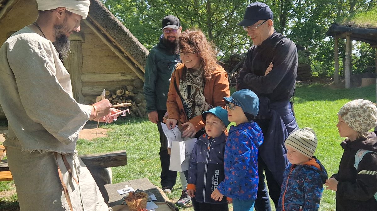 Výlety do doby kamenné nabízí návštěva archeoparku ve Všestarech