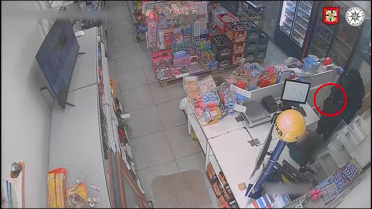 Lupič na Svitavsku mířil na prodavačku pistolí, žena hbitě přelezla pult a utekla