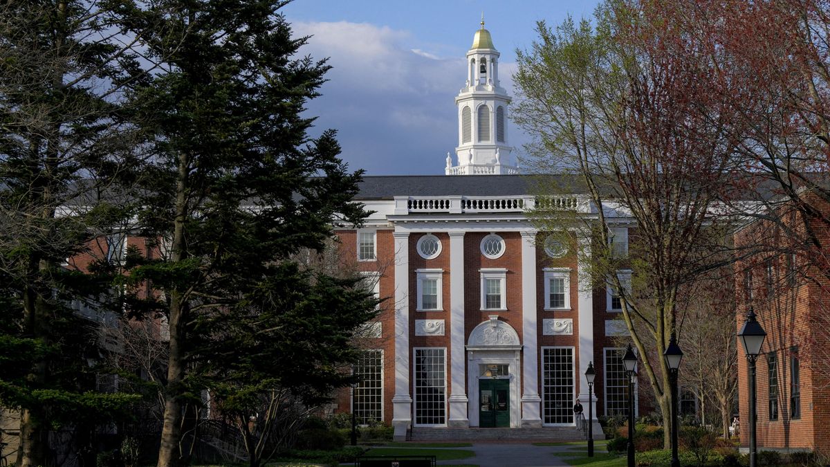 Soud zablokoval Trumpovo odebrání práva Harvardu nabírat zahraniční studenty
