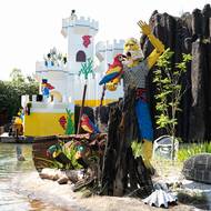 Oddechovější jsou projížďky na vodních člunech v pirátském světě. Na automaticky kontrolovaných lodičkách se návštěvníci mohou kochat pirátskou jeskyní, ztraceným lego Robinsonem a pevností.