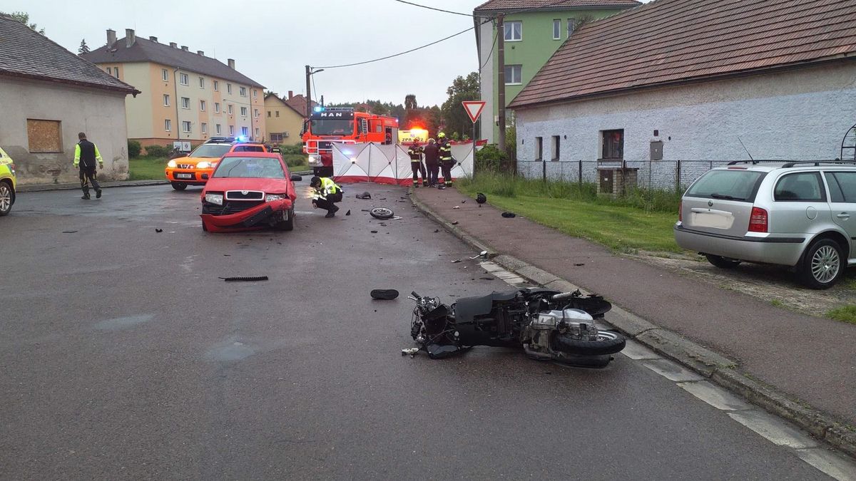 Řidič na Chrudimsku nedal přednost muži na skútru, ten na místě zemřel
