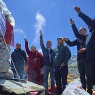 Šerpa Kami Rita (třetí zleva) byl na Everestu nejčastěji. Minulý týden dokončil svůj 31. výstup. 