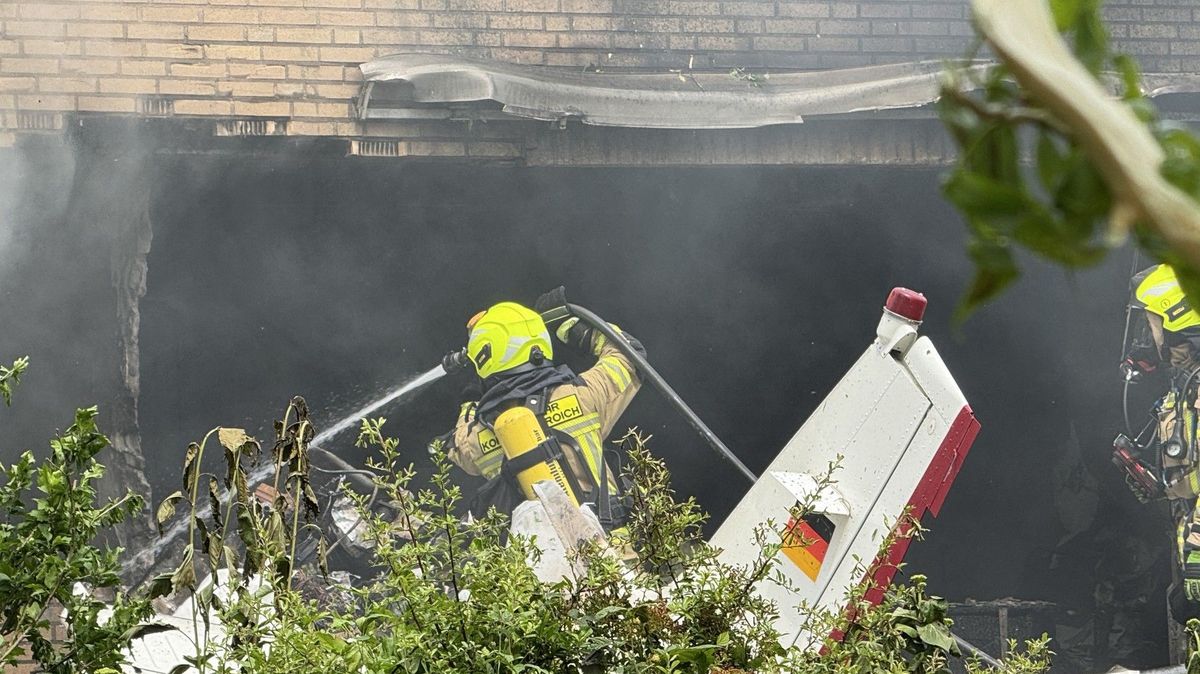 Malé sportovní letadlo se v Německu zřítilo na dům, incident si vyžádal dva mrtvé