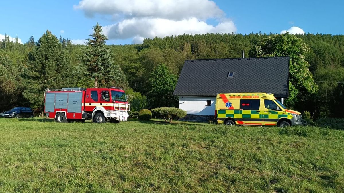 Senior na Bruntálsku si při pádu ze žebříku poranil páteř