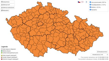 Přívalové deště a třícentimetrové kroupy. Česku hrozí silné bouřky i v neděli 
