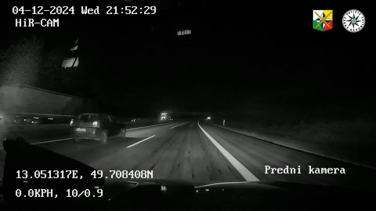 Ve stopadesátce naboural při honičce na D5 do policistů. Soud Němce vyhostil
