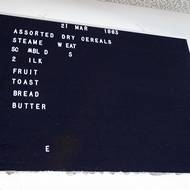 Na ceduli se dochovalo vězeňské menu sestávající z cereálií, míchaných vajec, chleba, toastu, ovoce, másla a mléka.