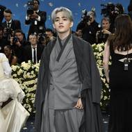 S.Coups, lídr K-popové skupiny Seventeen, letos debutoval na Met Gala v kompletu navrženém společností Boss.