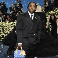 Filmový režisér a syn herce Danzela Washingtona Malcolm Washington v outfitu od Louis Vuitton.