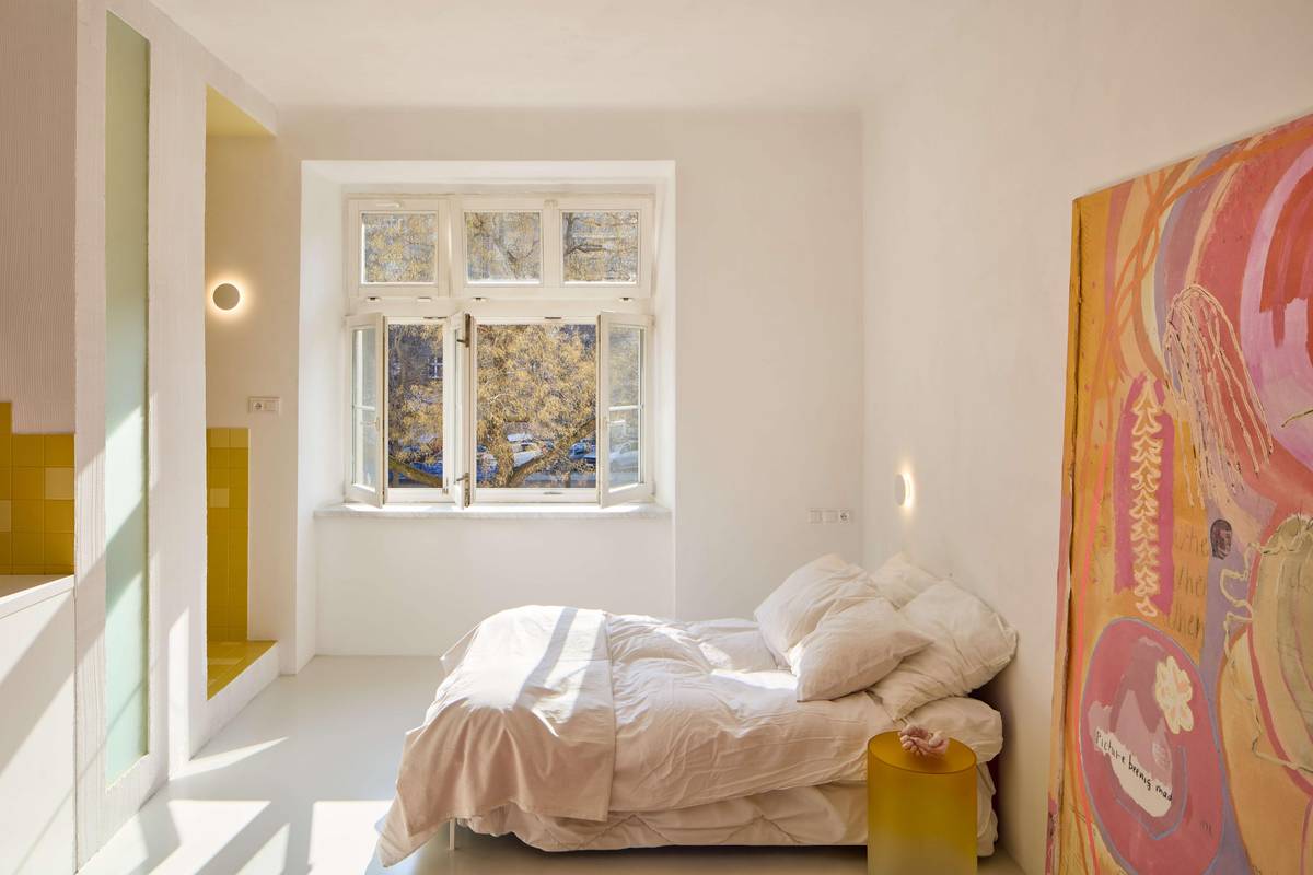 Postel je umístěna tak, aby z ní byl hezký výhled do korun stromů před domem.