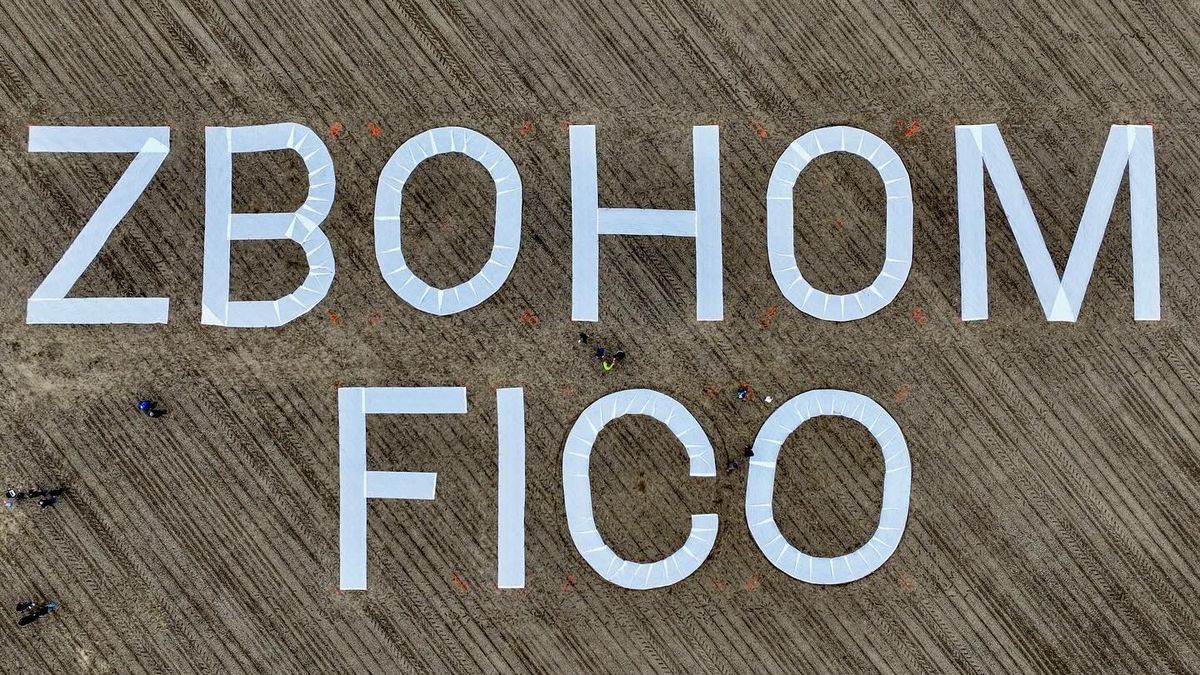 Sbohem. U bratislavského letiště, odkud bude Fico odlétat do Moskvy, se objevil obří nápis