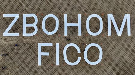 Sbohem. U bratislavského letiště, odkud bude Fico odlétat do Moskvy, se objevil obří nápis