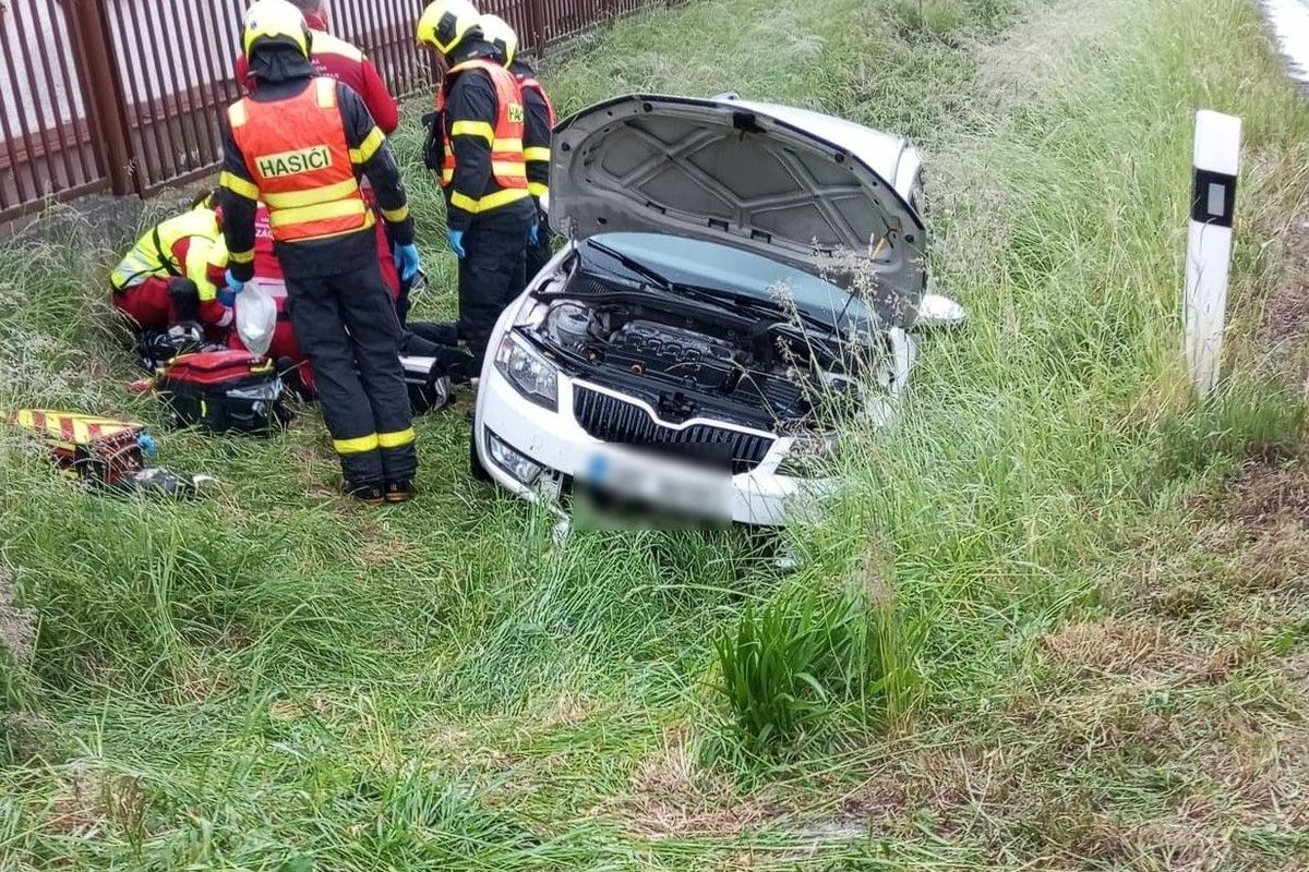 Řidiči se po nehodě v Opavě najednou zastavilo srdce, zachraňovali ho hasič s policistkou
